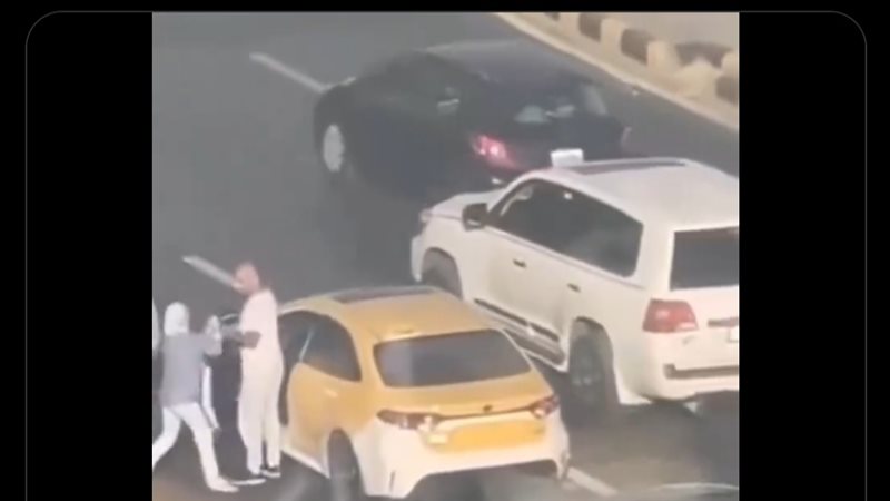 مشاجرة بين فتاة وسائق