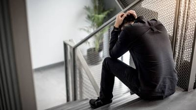 جحود زوجة: «عايش غريب فى بيتى ومحدش بيكلمنى من عيالى والسبب زوجتى».. ما الحل؟ 