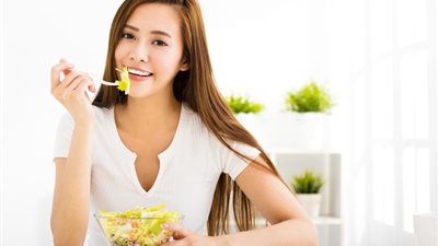 «خدي بالك».. 9 أطعمة لا يجب أن تؤكل نيئة لتجنب التسمم الغذائي