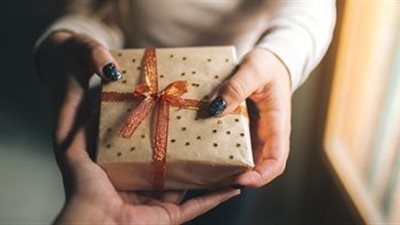 كيف اعرف أن خطيبتي تحب الهدايا؟