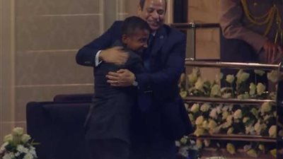 «نفسي أبقى زي شيكابالا ومحمد صلاح».. السيسى يستجيب للطفل الأسواني أنس 