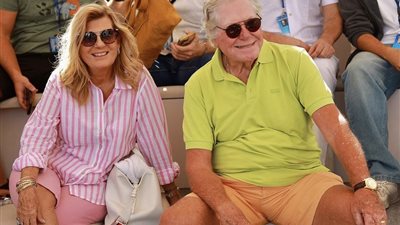 جالسة على الأرض .. صورة زوجة حسين فهمي في مهرجان الجونة تشعل السوشيال ميديا