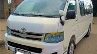 سيدة تقفز من ميكروباص أثناء سيره هربا من محاولة سرقتها بالإكراه