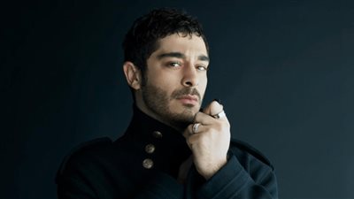 بوراك دينيز يسحر فتيات السوشيال ميديا أمام الأهرامات (صور)