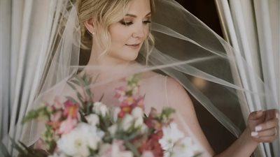 لو انتي عروسة ومش محجبة..  إليك أحدث تسريحات الشعر في حفل زفافك| صور