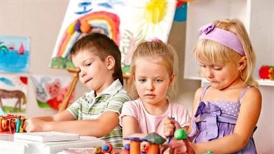 بعد واقعة طفلة الحضانة.. ما السن المناسب لدخول طفلي للحضانة وعواقب السن المبكر؟ 