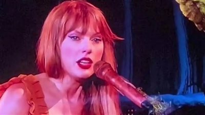 تايلور سويفت تجهش بالبكاء على المسرح لسبب غريب (صور) 