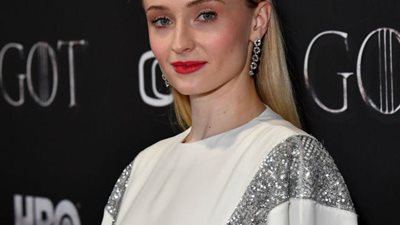 نجمة صراع العروش.. «صوفي تيرنر» تحتفل بعيد ميلادها أمام الأهرامات (صور).. والجمهور في ذهول 