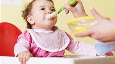 لما طفلك يكمل ٦ شهور من عمره.. ما الطعام المناسب؟.. الصحة تجيب