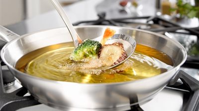 هل يمكن استخدام زيت القلى أكثر من مرة؟.. استشاري تغذية يوضح