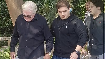 وداعاً يا رفيق العمر.. انهيار الفنان حسين فهمي في وداع شقيقه مصطفى فهمي