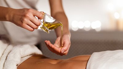 5 فوائد لوضع زيت الخروع حول سرة البطن 