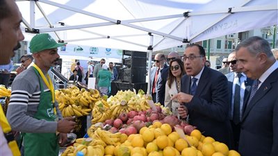 بالصور.. جولة رئيس الوزراء داخل سوق اليوم الواحد بمحطة الرمل بالإسكندرية