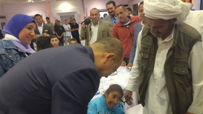 بالصور.. وزير العمل يسلم عقود عمل للشباب من بينهم ذوي همم بجنوب سيناء