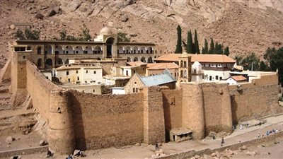 القصة الكاملة لإغلاق دير سانت كاترين أمام الزوار وطرد الرهبان منه 
