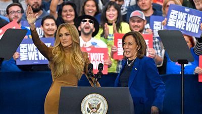 جينيفر لوبيز تتألق بأسلوبها الأنيق في حملة كامالا هاريس الانتخابية (صور)