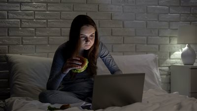 تعرفي على الأطعمة الممنوع تناولها قبل النوم