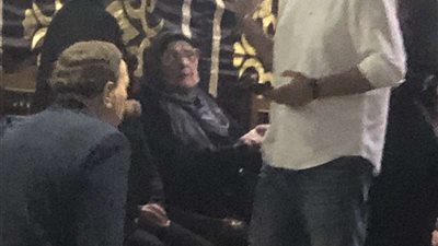 «كأنة الزعيم».. شبيه عادل أمام يلفت الأنظار في عزاء حسن يوسف 