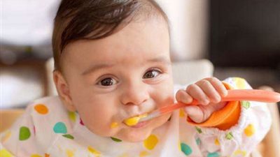 للأمهات.. 4 أضرار احذري منها عند تناول الرضع للسكر 