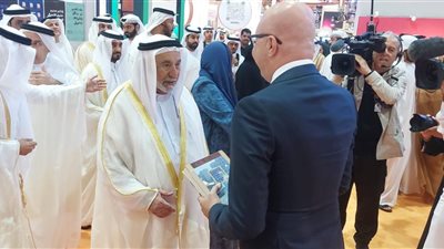 بالصور.. حاكم الشارقة يتفقد جناح الهيئة المصرية العامة للكتاب في معرض الشارقة الدولي للكتاب