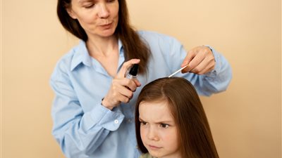 للأمهات.. 6 نصائح مهمة لحماية أطفالك من عدوى القمل فى المدرسة
