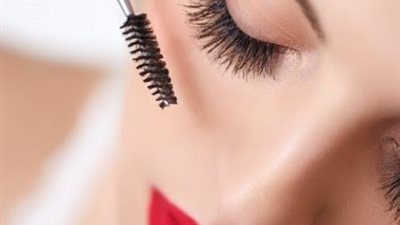 «رموشك كثافتها هتزيد الضعف».. طريقة عمل ماسكرا طبيعية في المنزل 