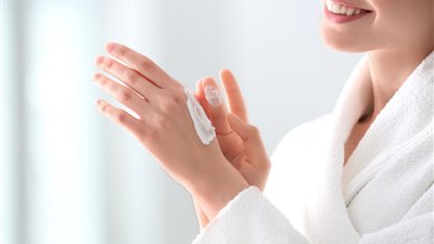 منعًا من التقشف وللحماية من غسيل الصحون.. وصفات طبيعية لترطيب اليدين لنعومة كالحرير 