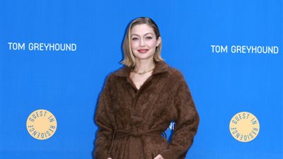 شرطة الموضة تلاحق الأختين جيجي وبيلا حديد في دبي وسيول (صور)