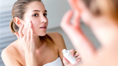 بديل للبرايمر.. 3 وصفات طبيعية لحماية البشرة وثبات المكياج بأسلوب صحي