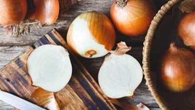 لربات البيوت.. 6 حيل مدهشة لتنظيف منزلك بالبصل