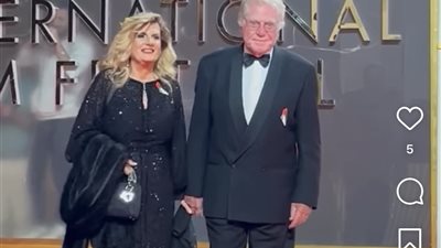 بدء توافد النجوم على مهرجان القاهرة السينمائي وحسين فهمي وزوجته يخطفان الأنظار (صور)