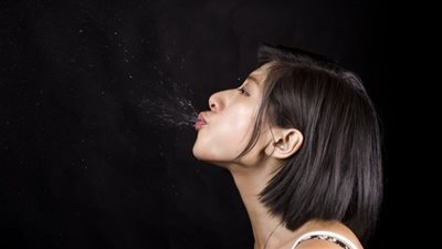 حلمت أني أبصق على الأرض.. ما تفسير ذلك؟