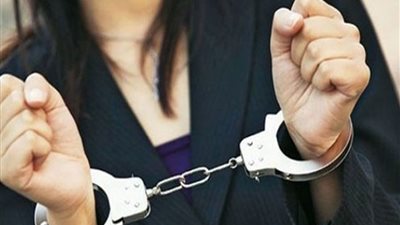  القبض على مذيعة تعمل «بلوجر» حاليا وصديقها بحيازتهما مخدرات داخل السيارة