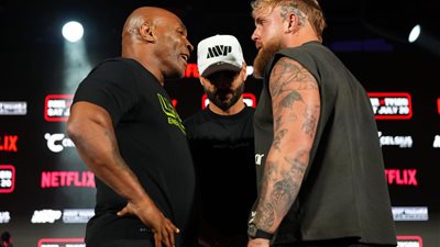 صفعة ومشاهدة كلامية تشعل مباراة مايك تايسون ضد يوتيوبر شهير 