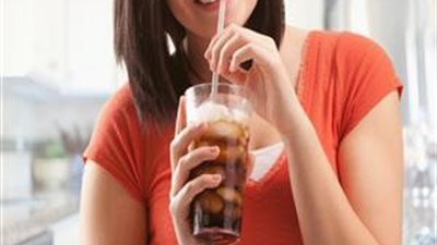 أضرار خطيرة يسببها الافراط في تناول المشروبات الغازية على صحة المرأة