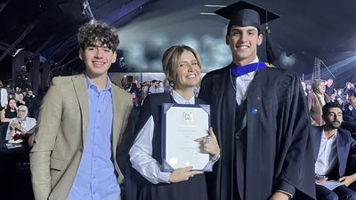 هنا شيحة تحتفل بتخرج نجلها من الجامعة.. والفتيات يتغزلن بجماله (صور)