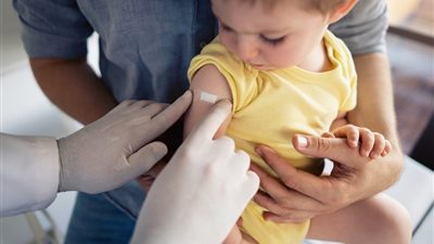 ما العمر المناسب لتلقي طفلك لقاح الإنفلونزا الموسمية؟.. الصحة تجيب