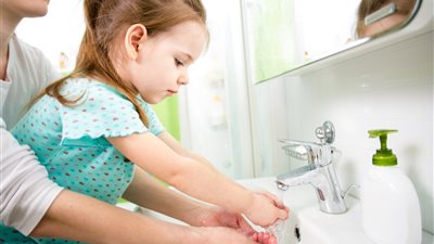 «الصحة» تنصح الأمهات بتعليم أطفالهم غسل اليد باستمرار لحمايته من الإصابة بالأمراض