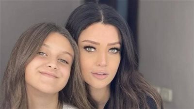 حديث رضوى الشربيني وابنتها عن طليقها يثير الجدل والجمهور: بتربلها عقد (فيديو)