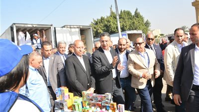 بالصور.. وزير التموين يفتتح سوق اليوم الواحد في حلوان