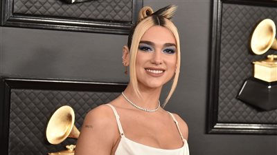 إطلالة دوا ليبا تعيد إحياء موضة البووت مع الفستان القصير (صور) 