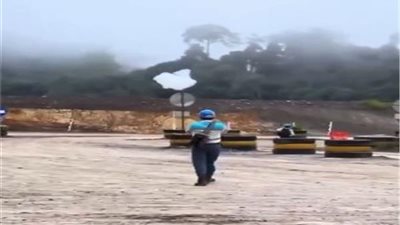 بمشهد غريب.. سقوط سحابة من السماء في إندونيسيا.. ما القصة؟