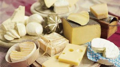 «لو ببلاش اوعي تشتريها».. تحذيرات من انواع جبن في السوق 