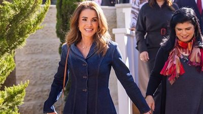 بإطلالة عشرينية كاجوال.. الملكة رانيا تزور طلاب جامعة الأميرة سمية بالأردن (صور) 