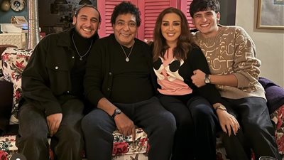أنغام تشارك صورة عائلية مع الكينج محمد منير وتعلق: ليلة لا تنسى (صور)