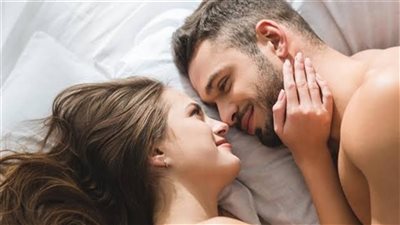 زوجي مسافر منذ 3 سنوات.. كيف استقبله في الفراش؟