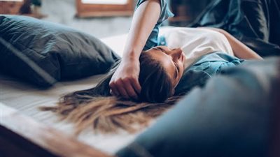 تفسير حلم النوم على الأرض وعلاقته بالزواج