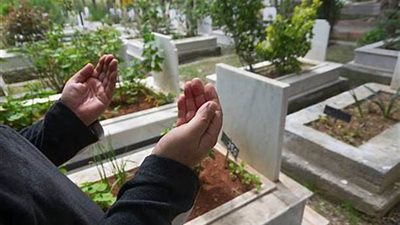 هل يجوز زيارة قبر الوالدين كل جمعة وقراءة القرآن لهما؟.. الإفتاء تجيب