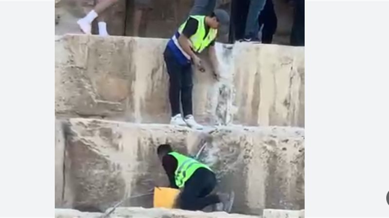 أعمال هدم أحجار الهرم