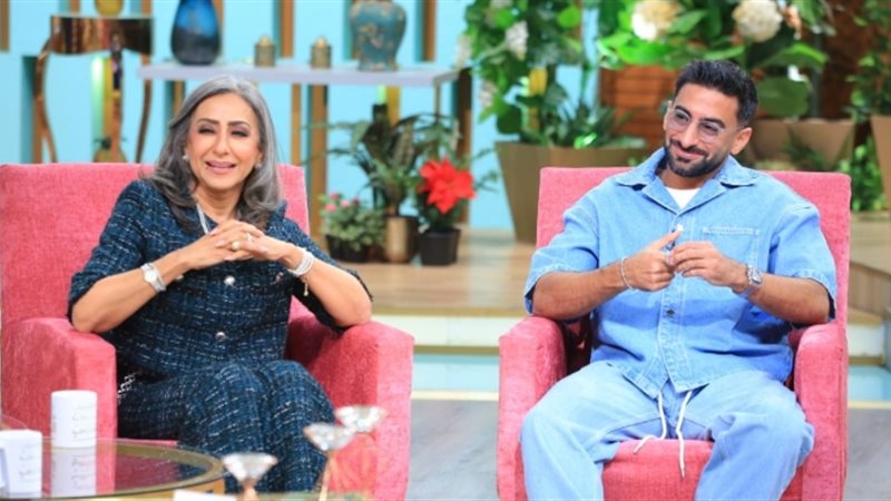 أنس بوخش مع والدته